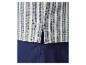 Gros plan d'un haut rayé bleu et blanc avec une fente latérale, associé à un pantalon bleu marine.