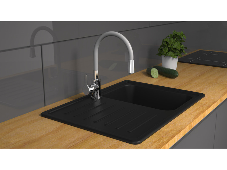 Un évier noir avec un robinet moderne dans une cuisine.