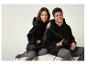 Twee mensen dragen zwarte hoodie-dekens.