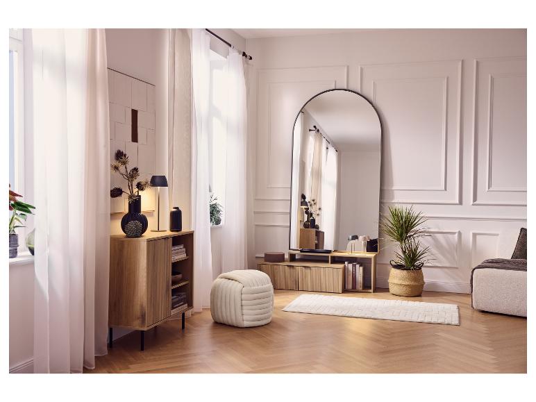 Moderne woonkamer met LIVARNO home LED-accutafellamp.