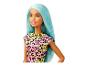 Barbie pop met een roze shirt met dierenprint.