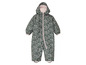 Een groene overall met een roze capuchon en print.