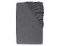 Drap-housse gris foncé plié sur fond blanc.