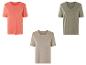 Trois t-shirts à manches courtes : corail, beige et vert olive.