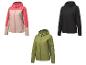Drie softshell jassen voor dames in roze, zwart en groen.