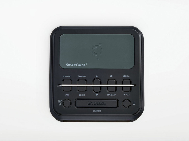 Une radio Silvercrest noire avec chargeur sans fil.
