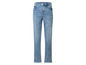 Un jean bleu taille haute.