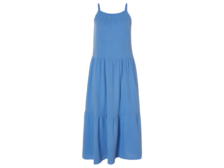 Une longue robe d'été bleue à bretelles fines.