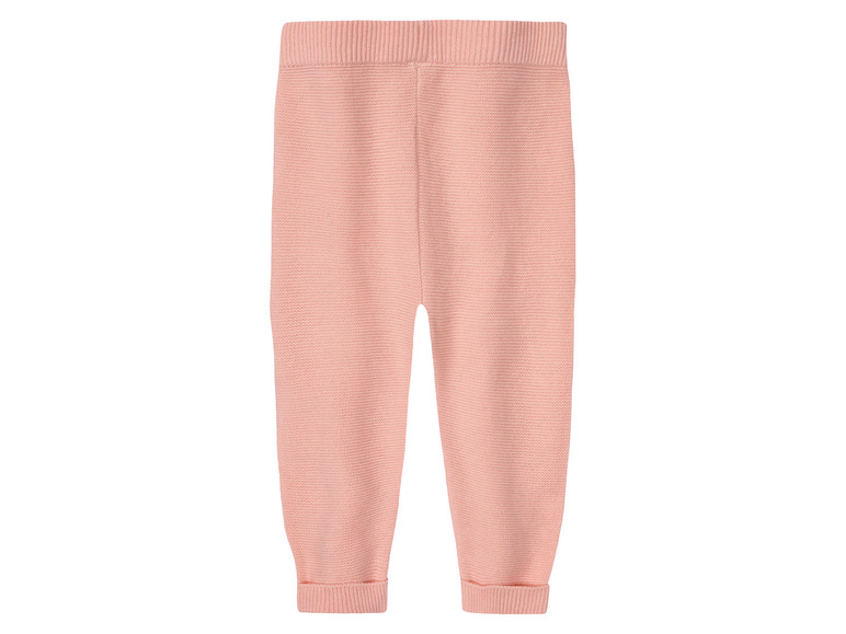 Pantalon en tricot rose pour bébé.