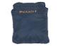 Een donkerblauwe, opvouwbare jas met 'PACKABLE' erop geschreven.