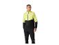 Homme en veste de sport jaune et noire et pantalon noir