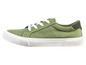Een groene canvas sneaker met witte veters.