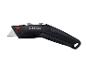 Cutter noir avec lame rétractable et accents rouges, doté d'une poignée ergonomique.