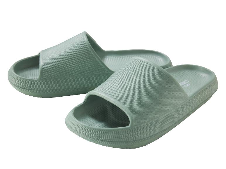 Twee paar grijsgroene slippers.