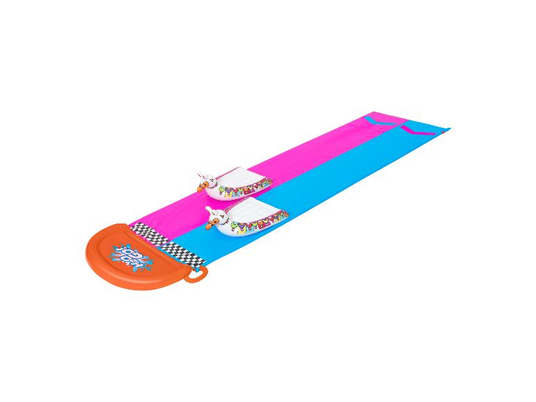 Toboggan aquatique avec deux bouées, design coloré et ludique.