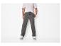 Man in grijze joggingbroek en lichtroze T-shirt.