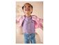 Petite fille souriante en cardigan rose, t-shirt violet et pantalon bleu.