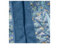 Blauwe jas met fleecevoering en een print van skateboards en rolstoeltjes.