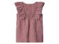 Roze mouwloze kinderblouse met ruches en knopen op de rug.