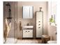 Moderne badkamer met douche, wastafel, spiegelkast en beige-zwarte opbergkast.