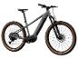 Een grijze elektrische mountainbike met Maxxis Rekon banden.