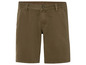 Un short chino vert foncé avec des poches.