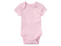 Un body bébé rose à manches courtes.