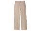 Pantalon large beige avec poches arrière et plis.