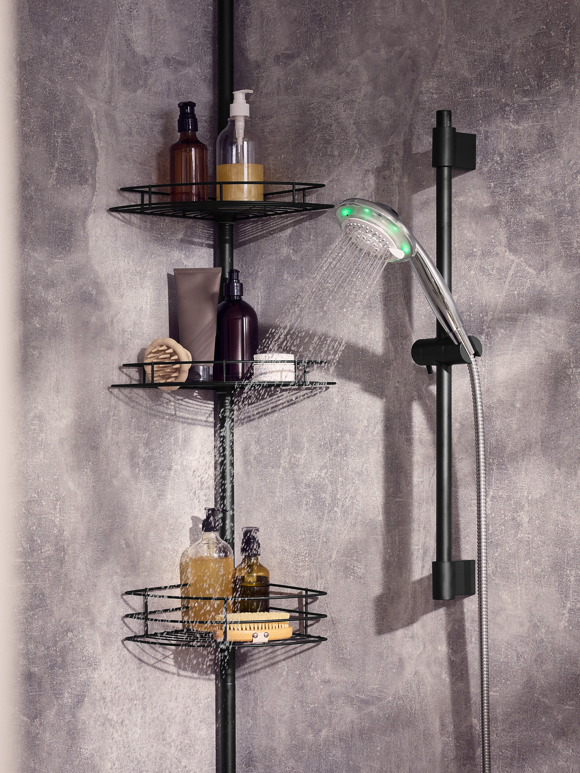 Étagère de douche d'angle noire avec des bouteilles de shampoing et un pommeau de douche lumineux.