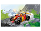 Een rode LEGO® Ninjago™ raceauto met grote wielen rijdt over een bergpad.