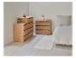 Chevets et commodes en bois clair pour chambre à coucher.