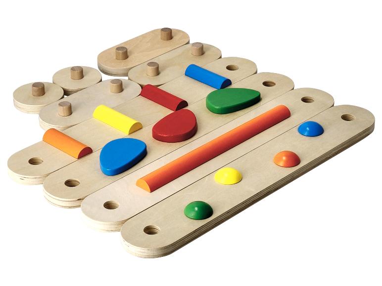 Houten constructiespeelgoed met kleurrijke vormen en planken met gaten.