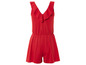 Een rood jumpsuit met een gerimpelde V-hals.