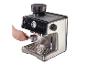 Automatisch koffiezetapparaat met geïntegreerde molen en portafilter, vastgehouden door een hand.