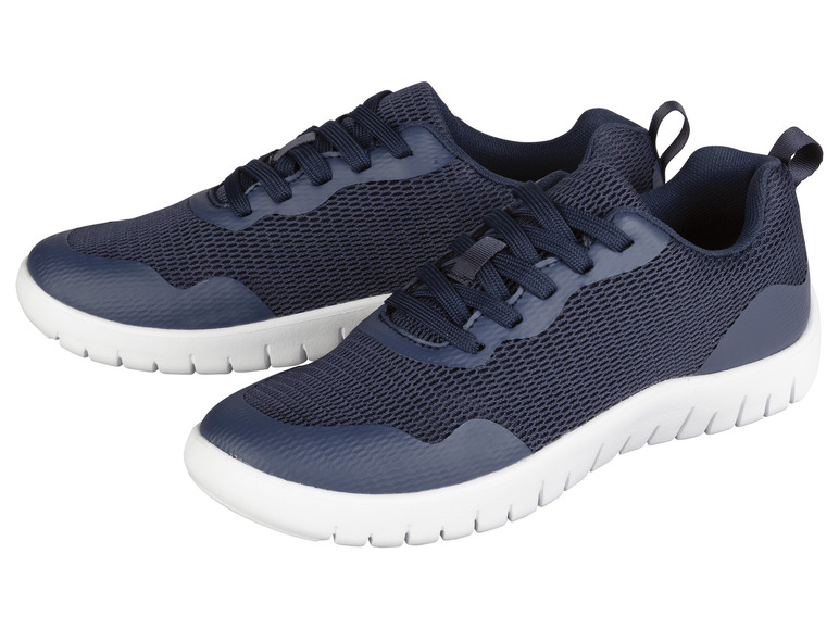 Deux paires de baskets bleues avec des semelles blanches.