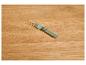 Fourchette pliable verte sur une table en bois