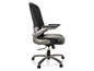 Un fauteuil de bureau noir avec des accoudoirs et des roulettes.
