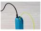 Stylo d'impression 3D bleu avec câble d'alimentation noir et filament vert.