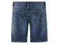 Een paar blauwe denim shorts met achterzakken.