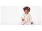 Een baby die op een vloerkleed zit met een wit konijn