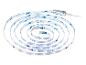 Een opgerolde 3M LED-strip met witte diodes en een aangesloten stroomkabel.