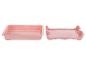 Deux égouttoirs à vaisselle en plastique rose, l'un un bac rectangulaire et l'autre un plateau à lattes.