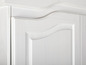Witte houten kastdeur met sierlijke details.