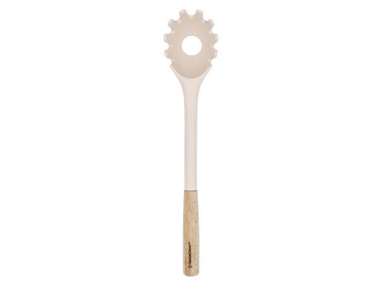 Une cuillère à pâtes beige avec un manche en bois.