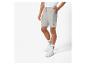 Grijze Lidl shorts en sokken, witte sneakers.