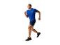 Man in sportkleding, hardlopend in shirt en short.
