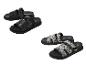 Zwarte en slangenprint platte sandalen met verstelbare bandjes.