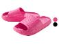 Roze plastic slippers, comfortabel en licht.