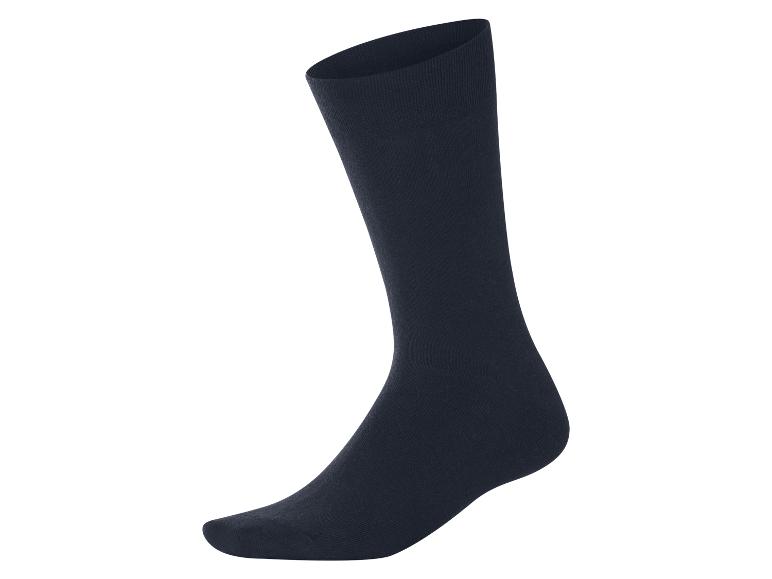 Une seule chaussette bleu foncé, debout sur un fond blanc