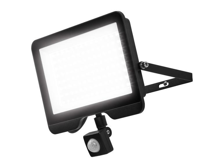Zwarte LED-schijnwerper met bewegingssensor, die helder wit licht uitstraalt.